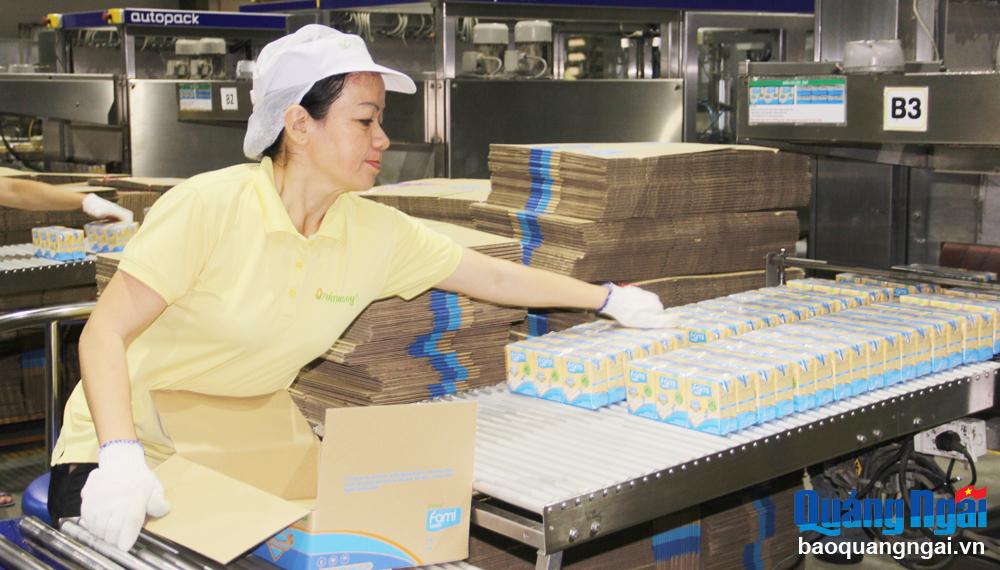 Sản xuất sữa đậu nành Fami tại Nhà máy Sữa Vinasoy thuộc Công ty Sữa đậu nành Việt Nam Vinasoy (Công ty CP Đường Quảng Ngãi).                                                          Ảnh: T.L
