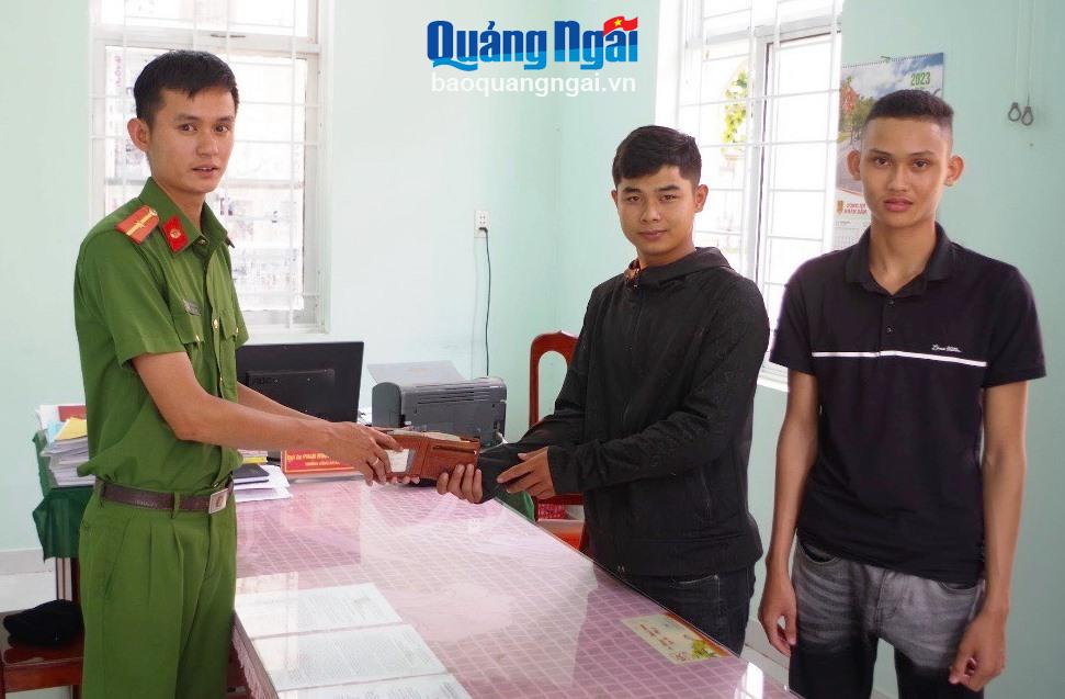 Hai em Duy và Tánh bàn giao số tài sản nhặt được cho Công an xã Trà Tân.