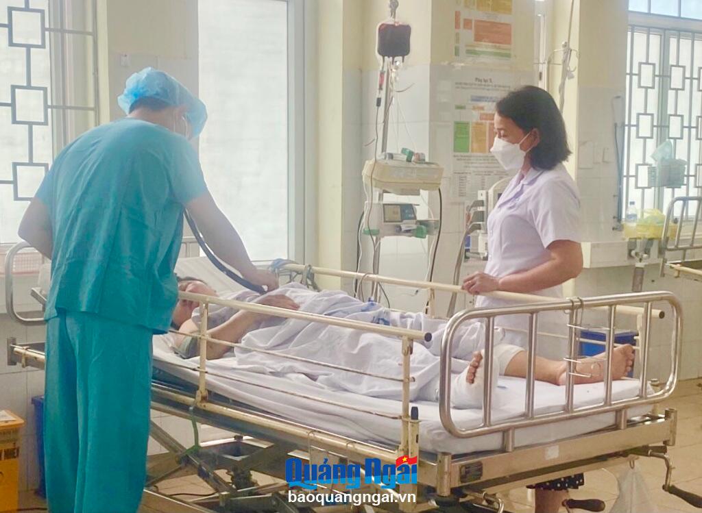 Bệnh viện Đa khoa tỉnh đang tích cực điều trị, chăm sóc cho các nạn nhân trong vụ tai nạn lật xe chở gỗ keo.
