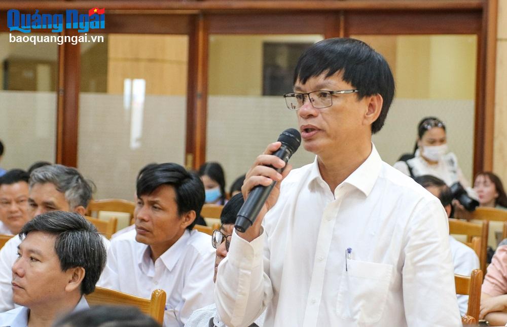 Hiệu trưởng Trường THPT Chuyên Lê Khiết Trần Quang Hồng kiến nghị tại buổi đối thoại. 