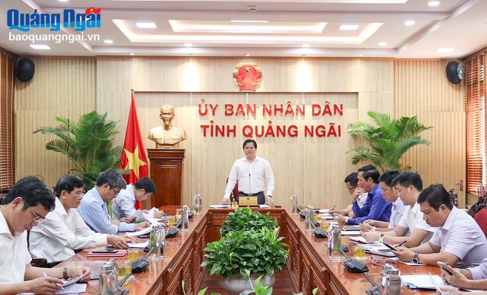 Phó Chủ tịch UBND Trần Phước Hiền chỉ đạo tại cuộc họp.