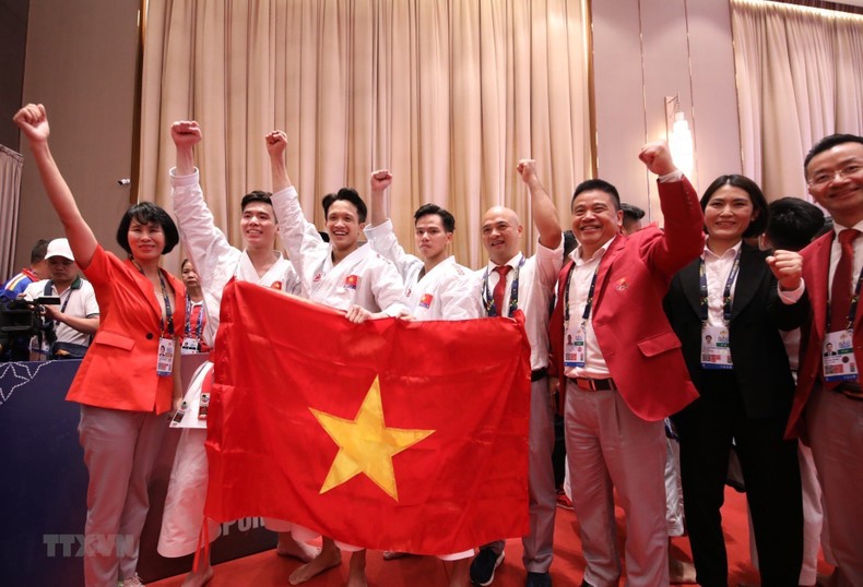 3 nam vận động viên Đội tuyển Karate Việt Nam (Phạm Minh Đức, Giang Việt Anh, Lê Hồng Phúc) xuất sắc giành Huy chương Vàng nội dung Kata đồng đội nam. (Ảnh: TTXVN)