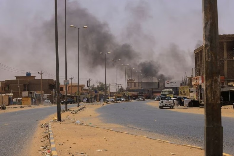 Khói do giao tranh bốc lên tại Omdurman, Sudan, ngày 15/4/2023. Ảnh: Reuters

