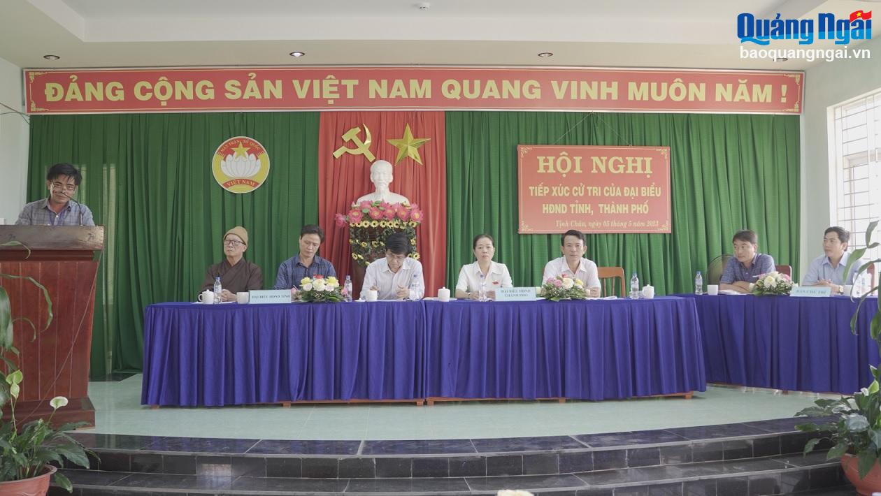 Lãnh đạo xã Tịnh Khê làm rõ một số vấn đề đến người dân và các đại biểu HĐND tỉnh và TP.Quảng Ngãi 