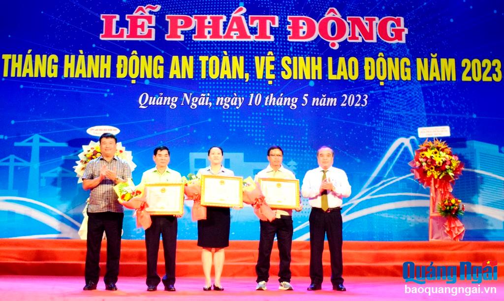 Lãnh đạo tỉnh trao Bằng khen cho 3 doanh nghiệp có thành tích trong tổ chức thực hiện công tác ATVSLĐ trên địa bàn tỉnh năm 2022.