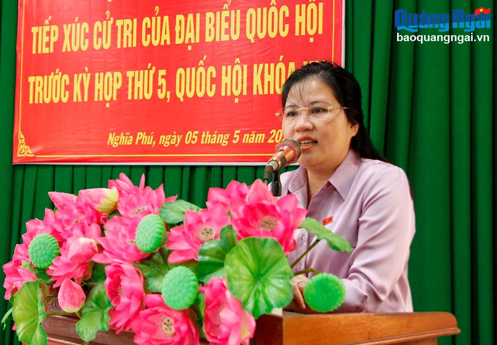 Phó Chủ tịch Hội đồng Dân tộc của Quốc hội Đinh Thị Phương Lan phát biểu tại buổi tiếp xúc cử tri.