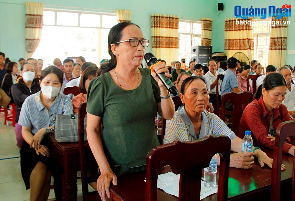 Cử tri Nguyễn Thị Mô, thôn Điền Chánh kiến nghị tại buổi tiếp xúc cử tri.