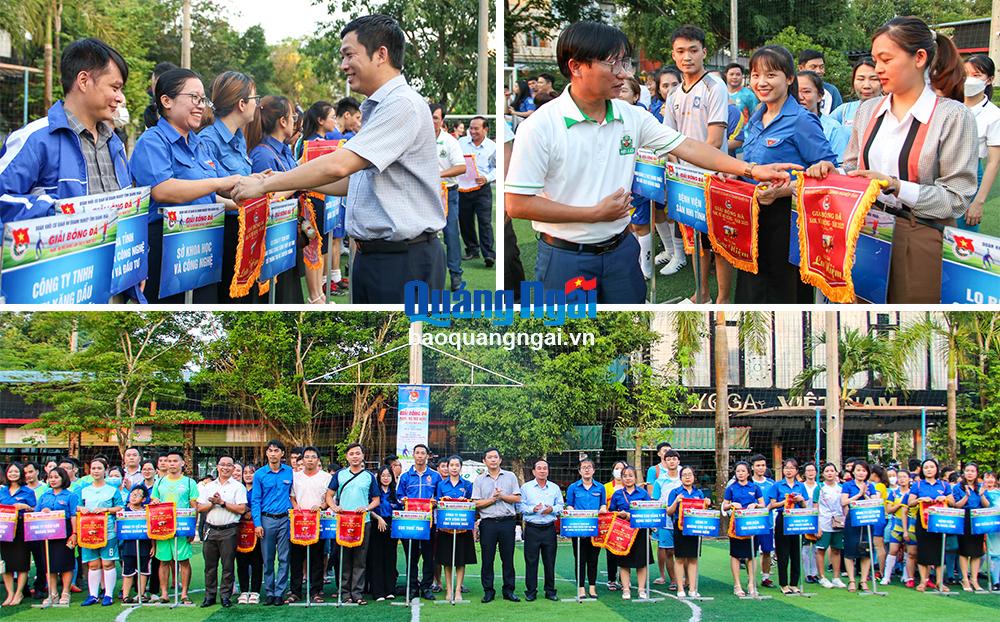 Tặng cờ lưu niệm cho các đội bóng tham gia giải lần này.