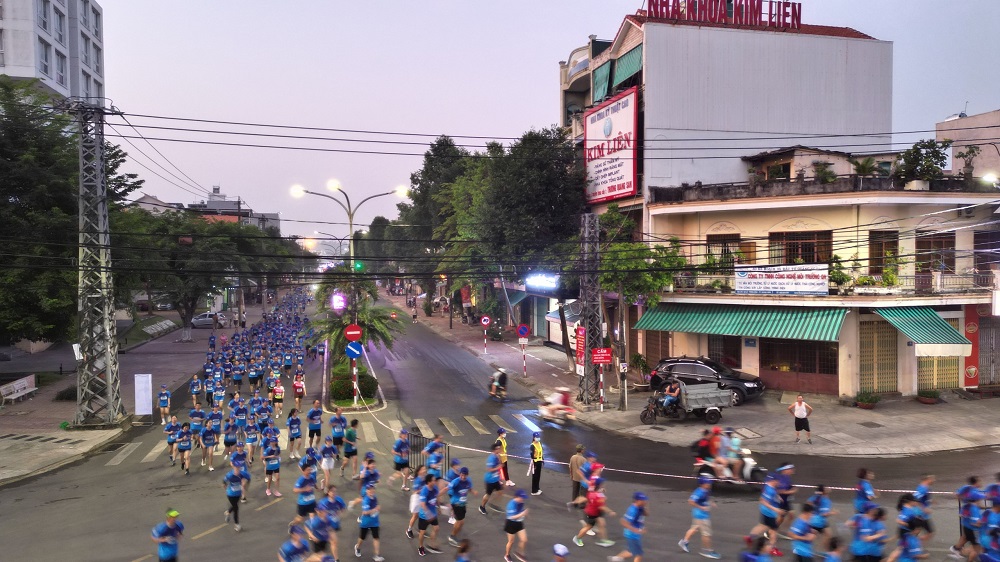 Hình ảnh các vận động viên chạy tới điểm giao giữa đường Phạm Văn Đồng và Lê Trung Đình.