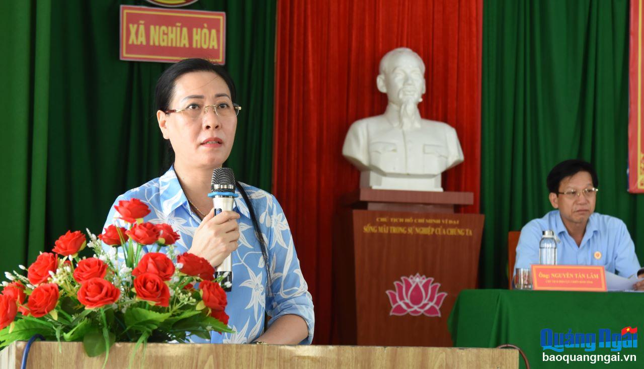 Ủy viên Trung ương Đảng, Bí thư Tỉnh ủy, Chủ tịch HĐND tỉnh Bùi Thị Quỳnh Vân trao đổi với cử tri xã Nghĩa Hòa.