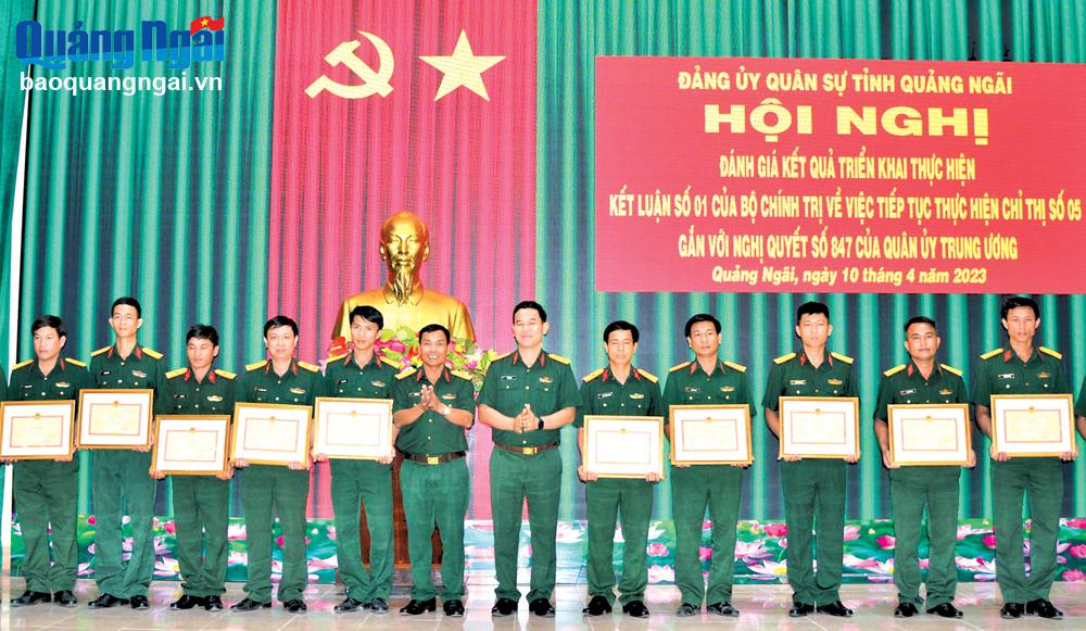 Đảng ủy Quân sự tỉnh biểu dương, khen thưởng các cá nhân điển hình trong học tập và làm theo Bác, giai đoạn 2021 - 2023.
