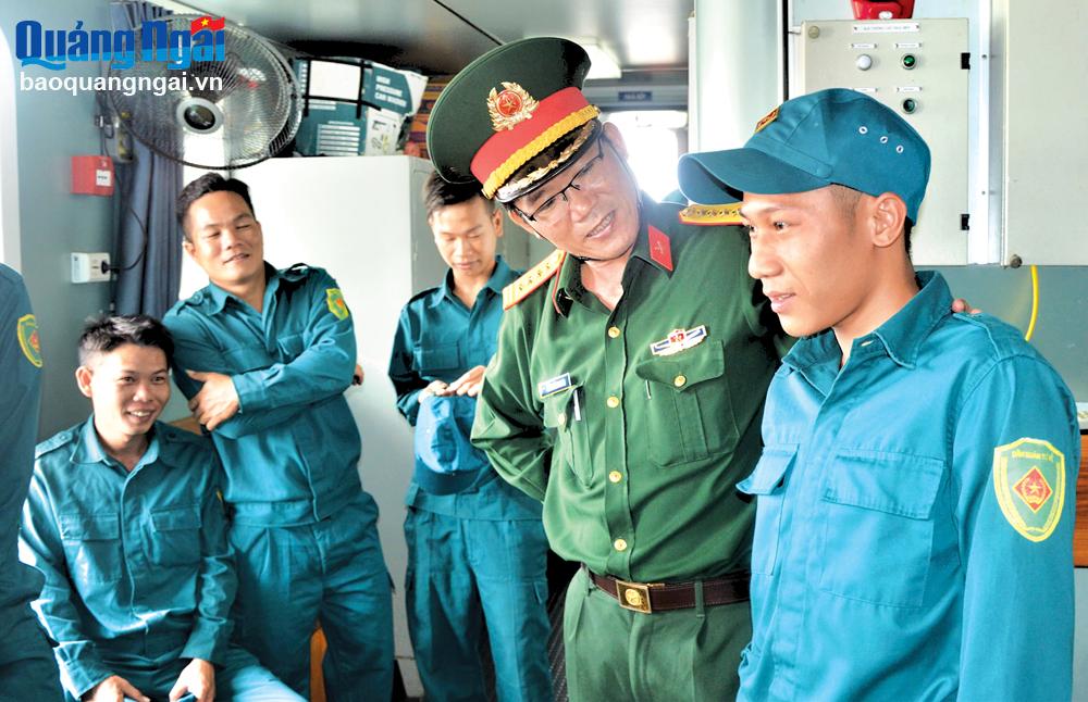 Đại tá Lương Đình Chung – Chính ủy Bộ Chỉ huy Quân sự tỉnh thăm hỏi, động viên cán bộ, chiến sĩ Hải đội dân quân thường trực.
