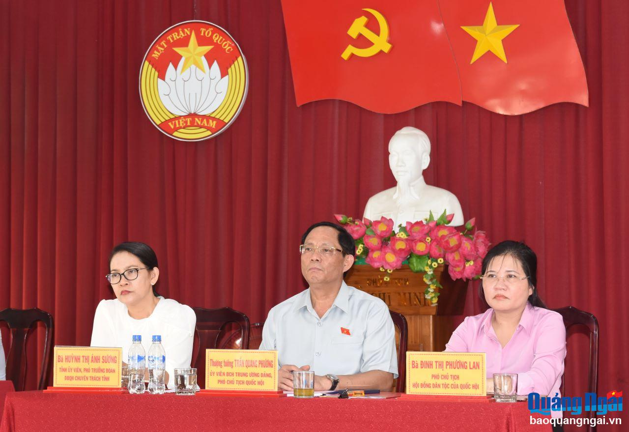 Thượng tướng Trần Quang Phương, Ủy viên Trung ương Đảng, Phó Chủ tịch Quốc hội và các Đại biểu Quốc hội tỉnh lắng nghe ý kiến của cử tri.