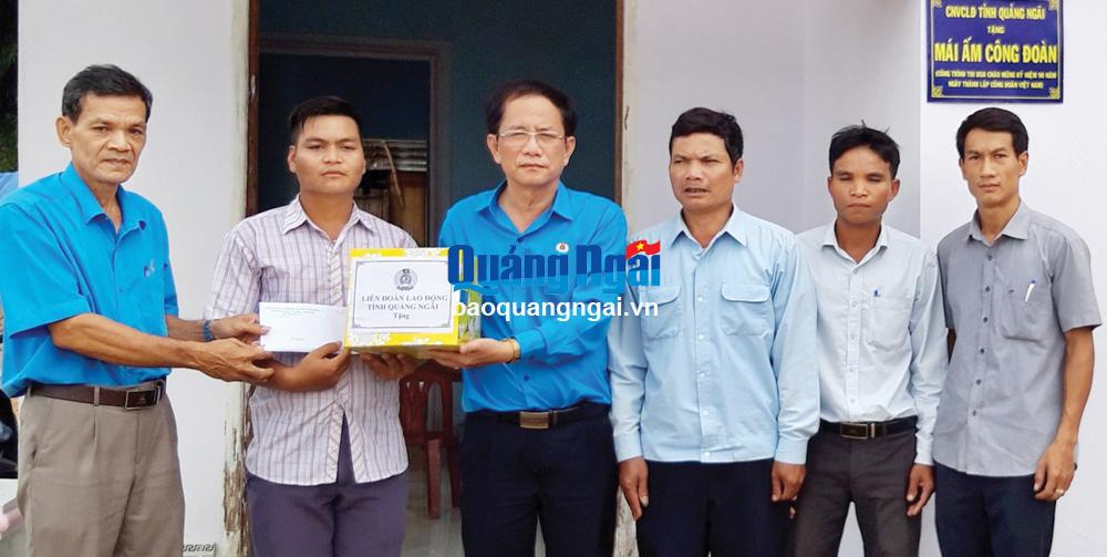 Lãnh đạo LĐLĐ huyện Trà Bồng bàn giao Mái ấm Công đoàn cho đoàn viên có hoàn cảnh khó khăn.       Ảnh: TB