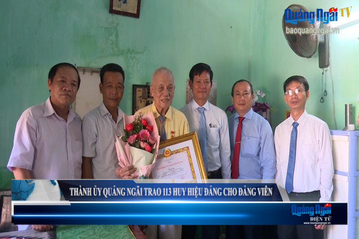 Video: Thành ủy Quảng Ngãi trao 113 Huy hiệu Đảng cho đảng viên