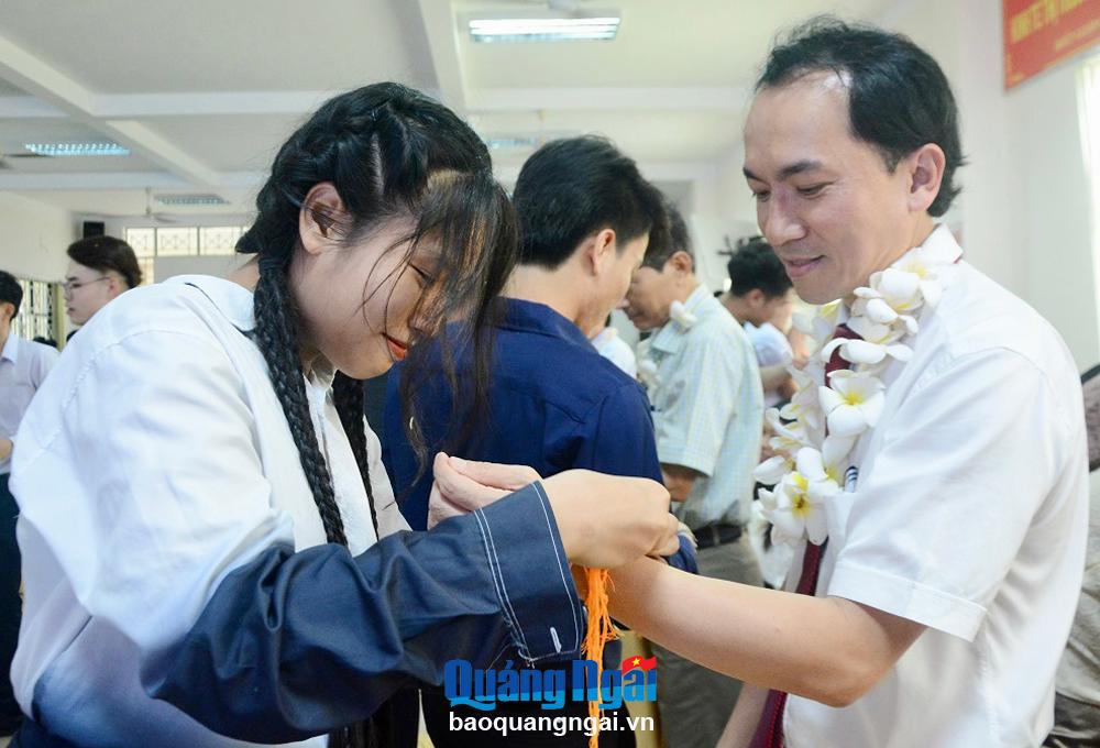 Trường Đại học Phạm Văn Đồng tổ chức cho du học sinh Lào đón tết Bun Pi May.                                                                                                                       Ảnh: PV
