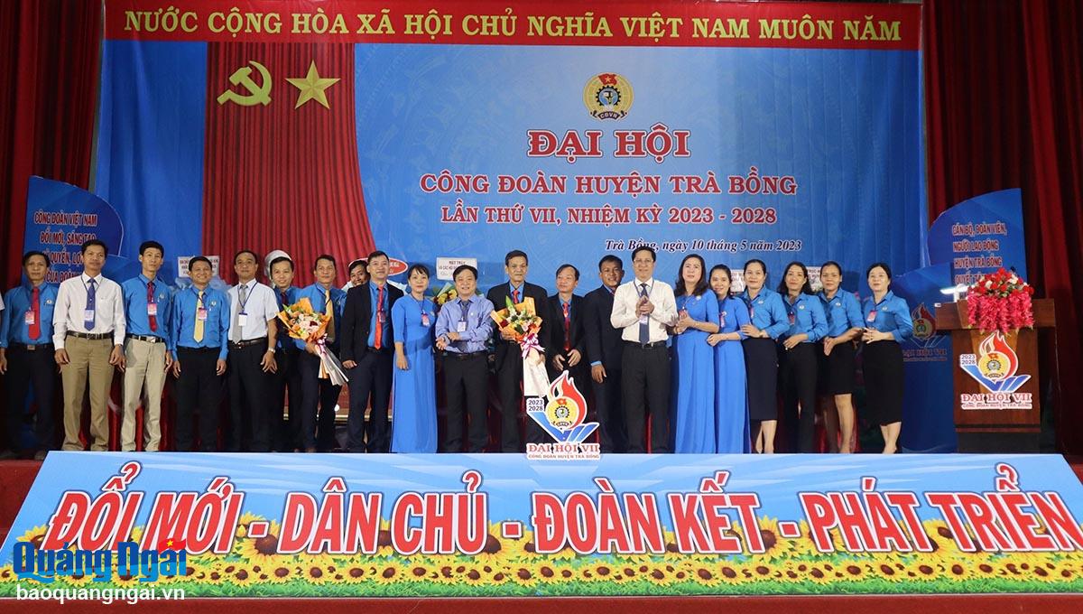Lãnh đạo LĐLĐ tỉnh và lãnh đạo huyện Trà Bồng tặng hoa, chúc mừng Ban chấp hành Công đoàn huyện Trà Bồng khóa mới