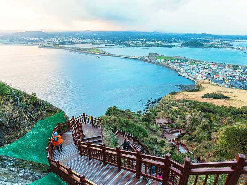 Điểm danh 5 địa điểm du lịch biển đảo nước ngoài thích hợp cho mùa hè
