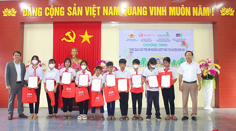 Ban Nội chính Tỉnh ủy tặng quà cho trẻ em huyện Sơn Hà