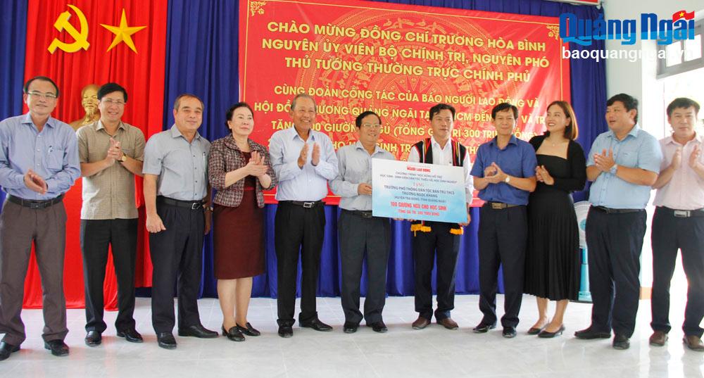 Nguyên Phó Thủ tướng Thường trực Chính phủ Trương Hòa Bình tặng quà học sinh huyện Trà Bồng