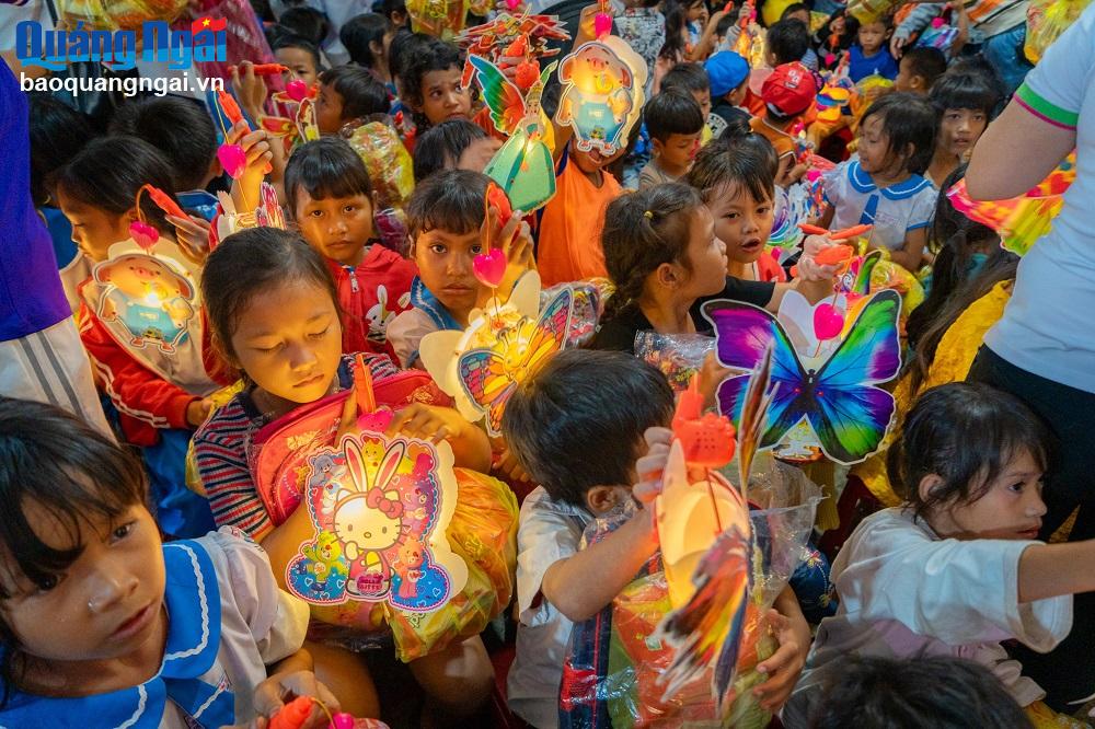 Trung thu yêu thương đến với trẻ em vùng cao Trà Bồng