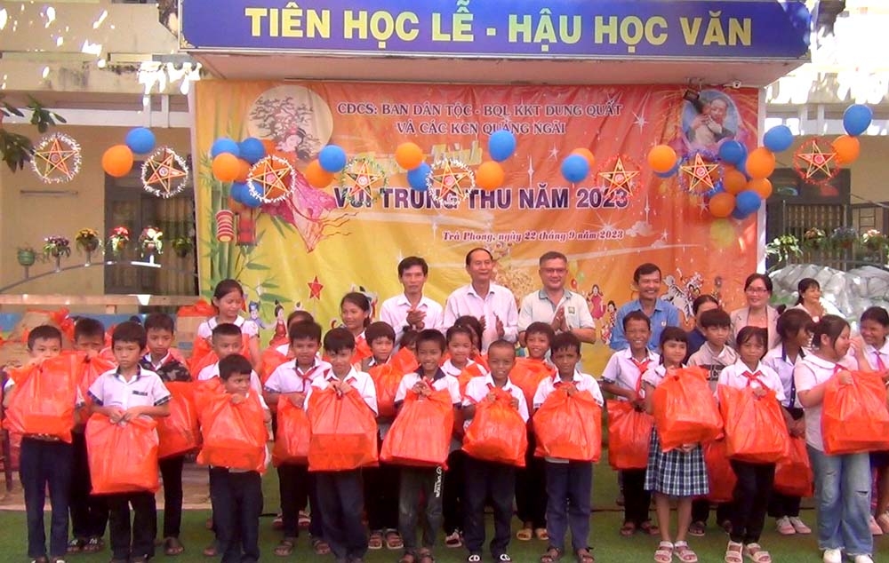 Chương trình “ Vui trung thu” cho các em học sinh trường Tiểu học Trà Phong