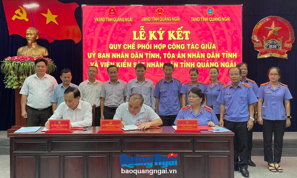 UBND tỉnh ký kết Quy chế phối hợp với Tòa án nhân dân và Viện kiểm sát nhân dân tỉnh Quảng Ngãi