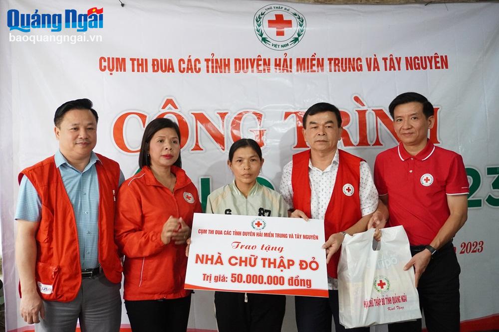 Trao bảng tượng trưng hỗ trợ kinh phí xây dựng nhà Chữ thập đỏ và quà tặng cho hộ gia đình ông Phạm Nọc, thôn Xuân An, xã Tịnh Hòa (TP. Quảng Ngãi).


