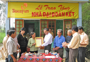 Công đoàn Nhà máy bánh kẹo Biscafun bàn giao nhà đại đoàn kết cho người nghèo xã Tịnh Bình (Sơn Tịnh).