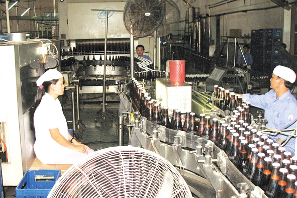  Công nhân Nhà máy Bia Dung Quất sản xuất bia xuất khẩu.