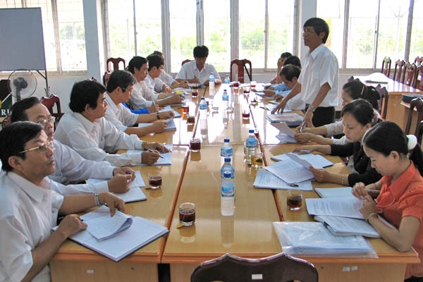 Đoàn khảo sát của Ban kinh tế - Ngân sách HĐND tỉnh (khoá X) làm việc tại Chi nhánh Ngân hàng Nông nghiệp- PTNT Quảng Ngãi.  