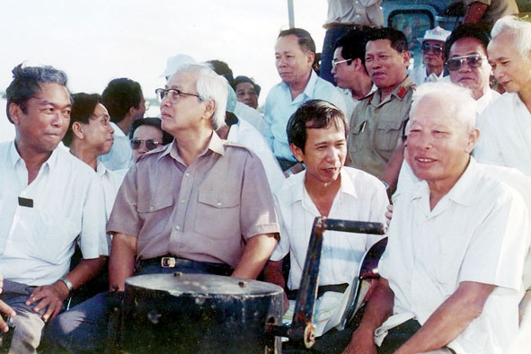 Thủ tướng Chính phủ Võ văn Kiệt trongn một lần đi thịo sát tại Dung Quất năm 1997. Ảnh: T.Liệu