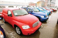 Những chiếc xe của GM trong tình trạng “đắp chiếu”. Ảnh: Theepochtimes.com