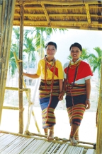 Y phục truyền thống của thiếu nữ K’dong huyện Sơn Tây. Ảnh: VĂN XUÂN