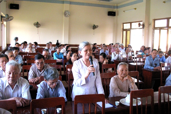 Cử tri phường Nguyễn Nghiêm bày tỏ kiến nghị với Đại biểu Quốc hội tỉnh tại buổi tiếp xúc. 