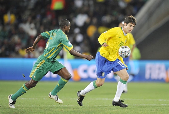 Kaka chơi nổi bật nhất bên phía Brazil trong hiệp một - Ảnh: Getty