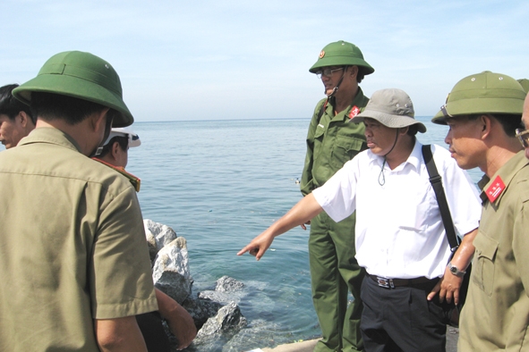 Lãnh đạo tỉnh cùng các ban, ngành và Bộ Chỉ huy Quân sự tỉnh kiểm tra thực tế tiến độ thi công  đường cơ động phía đông nam đảo Lớn.