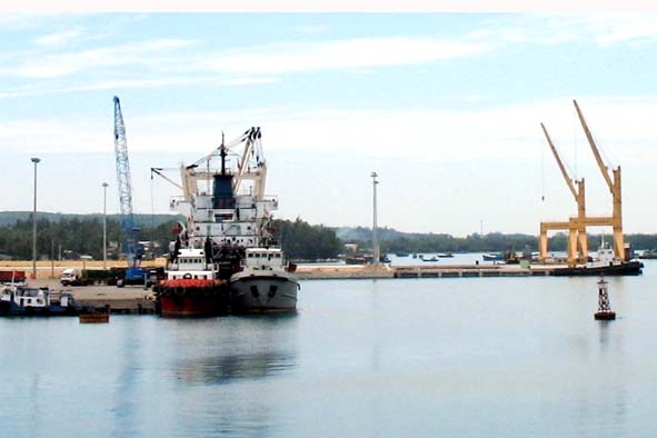  Cảng nước sâu Dung Quất là lợi thế để công nghiệp Quảng Ngãi phát triển gắn với cảng biển. 