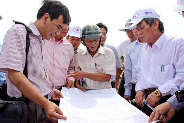 Chủ tịch UBND tỉnh Nguyễn Xuân Huế (bên phải) cùng lãnh đạo Tập đoàn Công nghiệp Than-Khoáng sản Việt Nam (bên trái) kiểm tra mặt bằng xây dựng Nhà máy Nhiệt điện Lý Sơn.