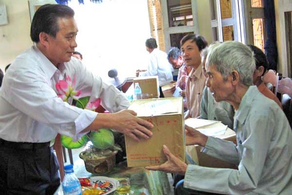 Bí thư Tỉnh uỷ Phạm Đình Khối trao quà cho các hộ gia đình có công với cách mạng ở huyện Trà Bồng.  
