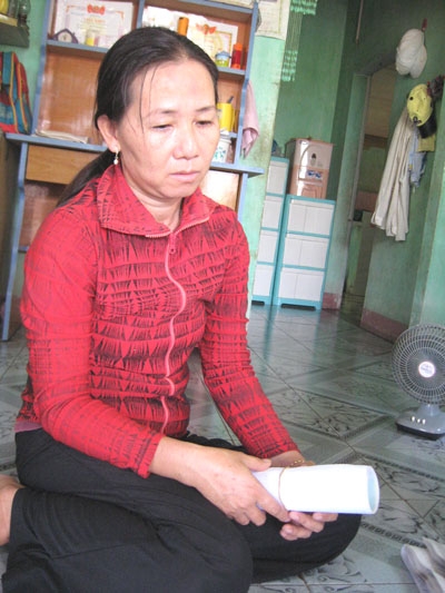 Chị Đỗ Thị Vấn, vợ ngư dân Nguyễn Tấn Lự như chết lặng khi nhận tin chồng và anh em bạn biển trên con tàu của gia đình bị Trung Quốc bắt
