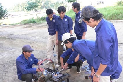 Sinh viên Trường cao đẳng Nghề kỹ thuật Công nghệ Dung Quất đang thực hành.