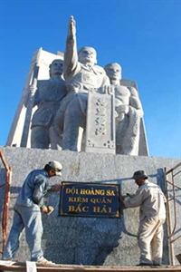 Sừng sững tượng đài Hải đội Hoàng Sa (ảnh: Trí Nguyễn)