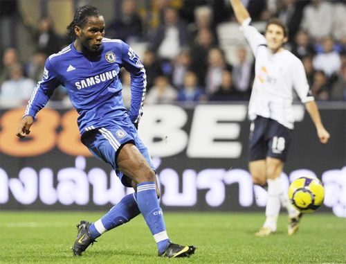 Drogba góp một bàn trong chiến thắng của Chelsea - Ảnh: Reuters