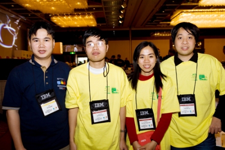  Bùi Thế Duy (áo đen) cùng các học trò tại cuộc thi ACM/ICPC quốc tế năm 2007