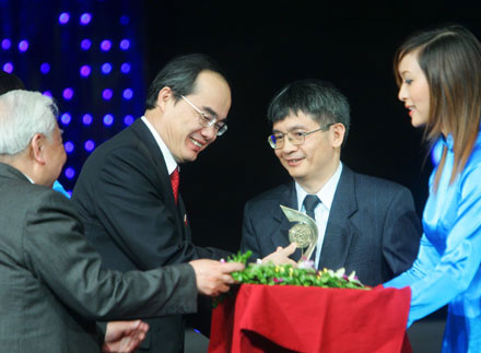 Phó Thủ tướng Nguyễn Thiện Nhân trao giải thưởng Nhân tài Đất Việt 2009 