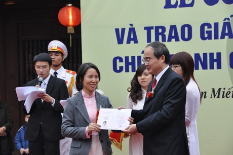  Phó GS, TS Lê Minh Thắng nhận giấy chứng nhận danh hiệu Phó GS từ Phó Thủ tướng Nguyễn Thiện Nhân