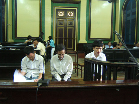 Bị cáo Lâm Dương Hiếu (trái), Tống Anh Hoàng (giữa) và Nguyễn Tăng Trường tại tòa