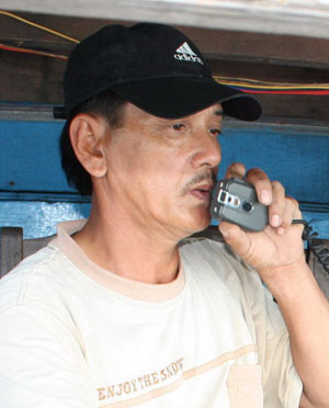Thuyền trưởng Phạm Văn Quang đang liên lạc, chuẩn bị ra Hoàng Sa.