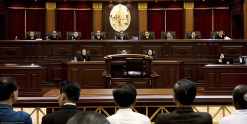 9 thẩm phán đọc phán quyết tại Tòa án tối cao Thái Lan về tải sản của cựu Thủ tướng Thaksin Shinawatra ngày 26-2 - Ảnh: Reuters